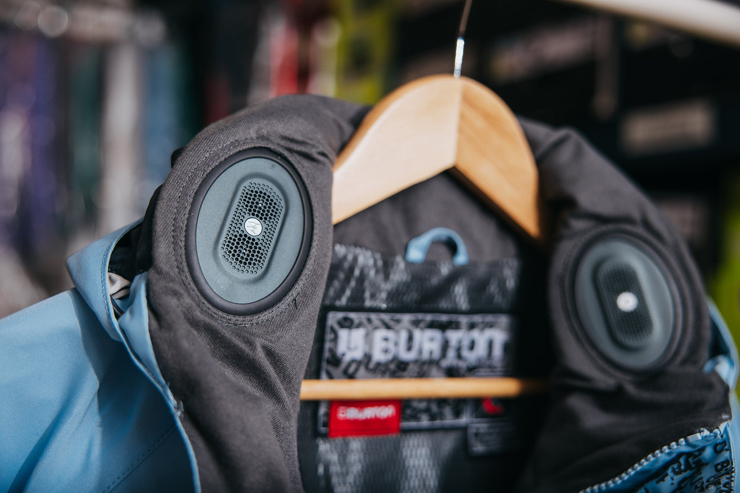 Burton博物館、Y2Kフューチャリズムと雪山の融合