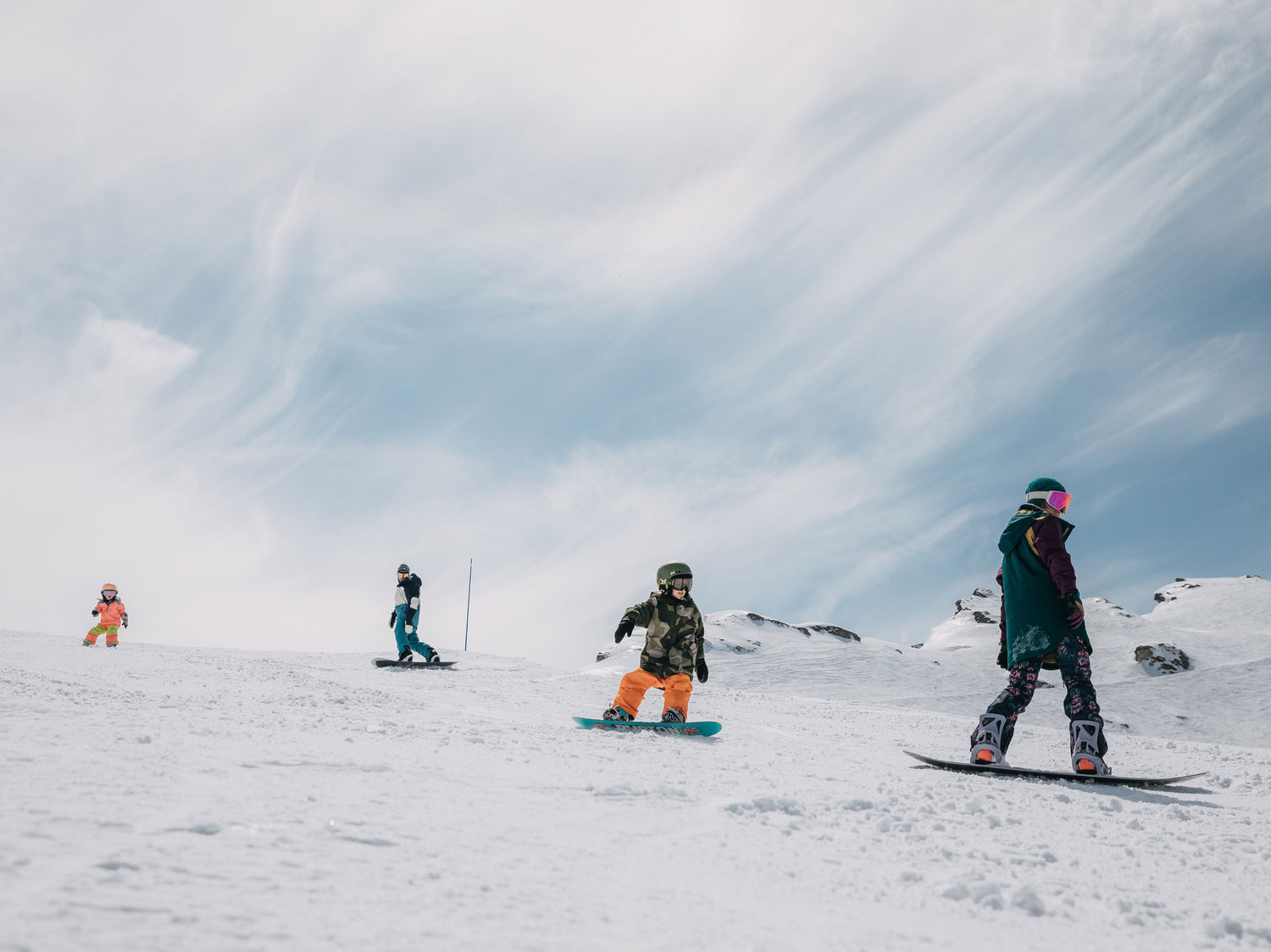 子供にスノーボードを教えて、家族みんなで雪山ライフを楽しみましょう