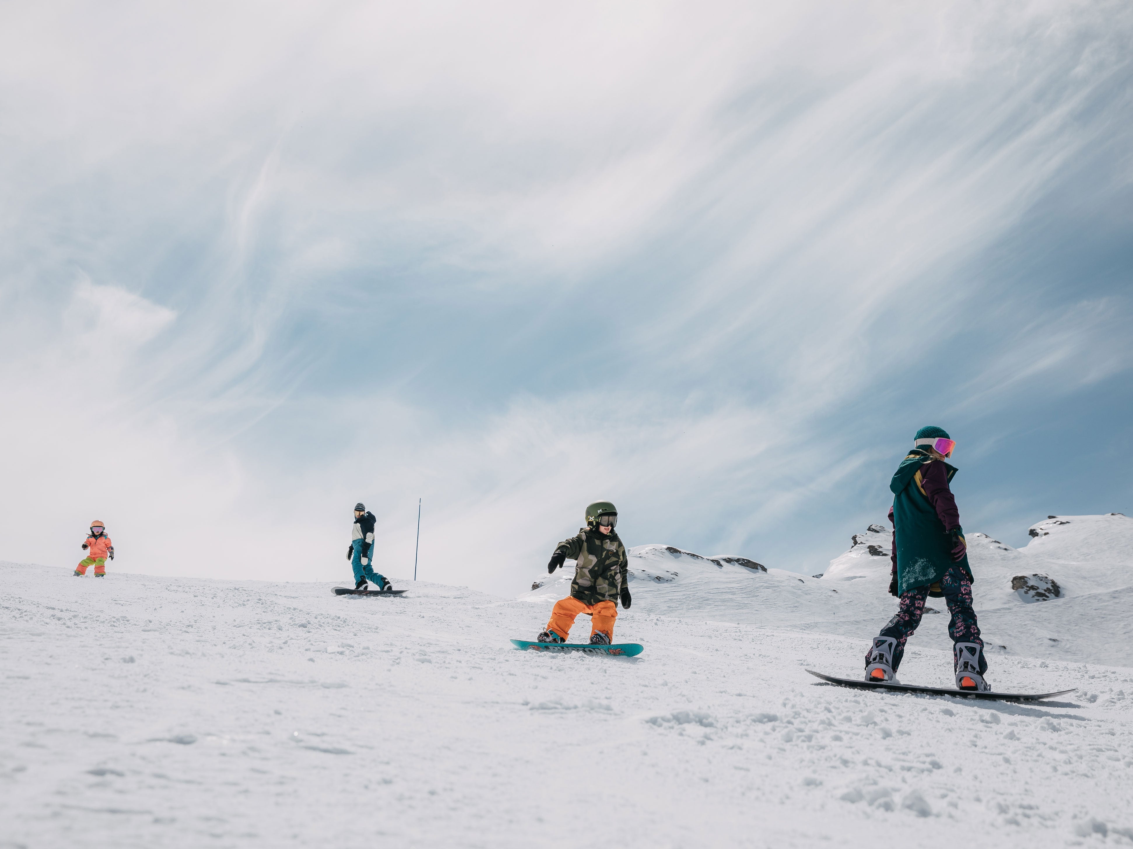 子供にスノーボードを教えて、家族みんなで雪山ライフを楽しみましょう