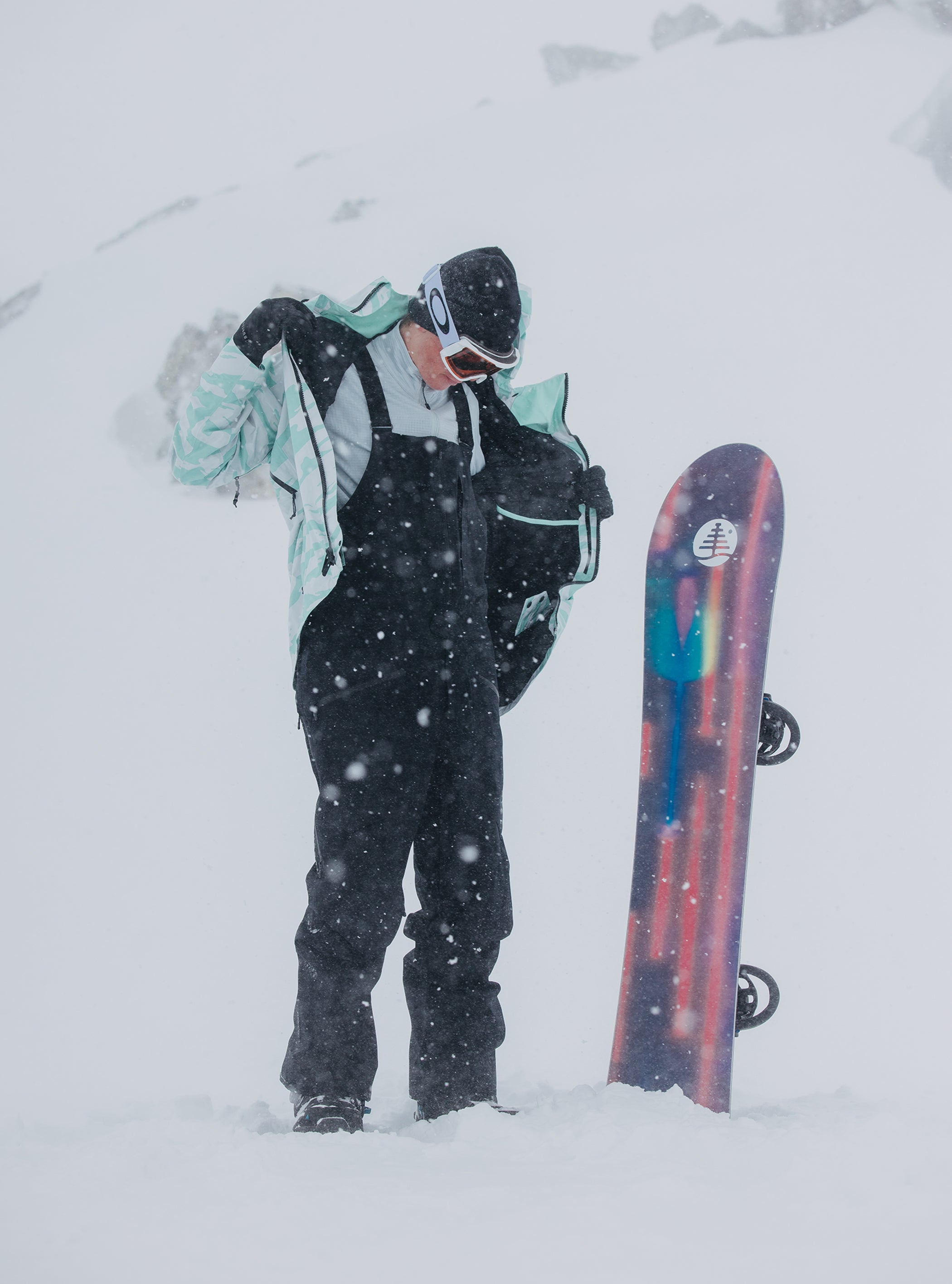 Product image of Men's Burton [ak] Freebird GORE‑TEX 3L Stretch Bib Pants[Variant:True Black]
