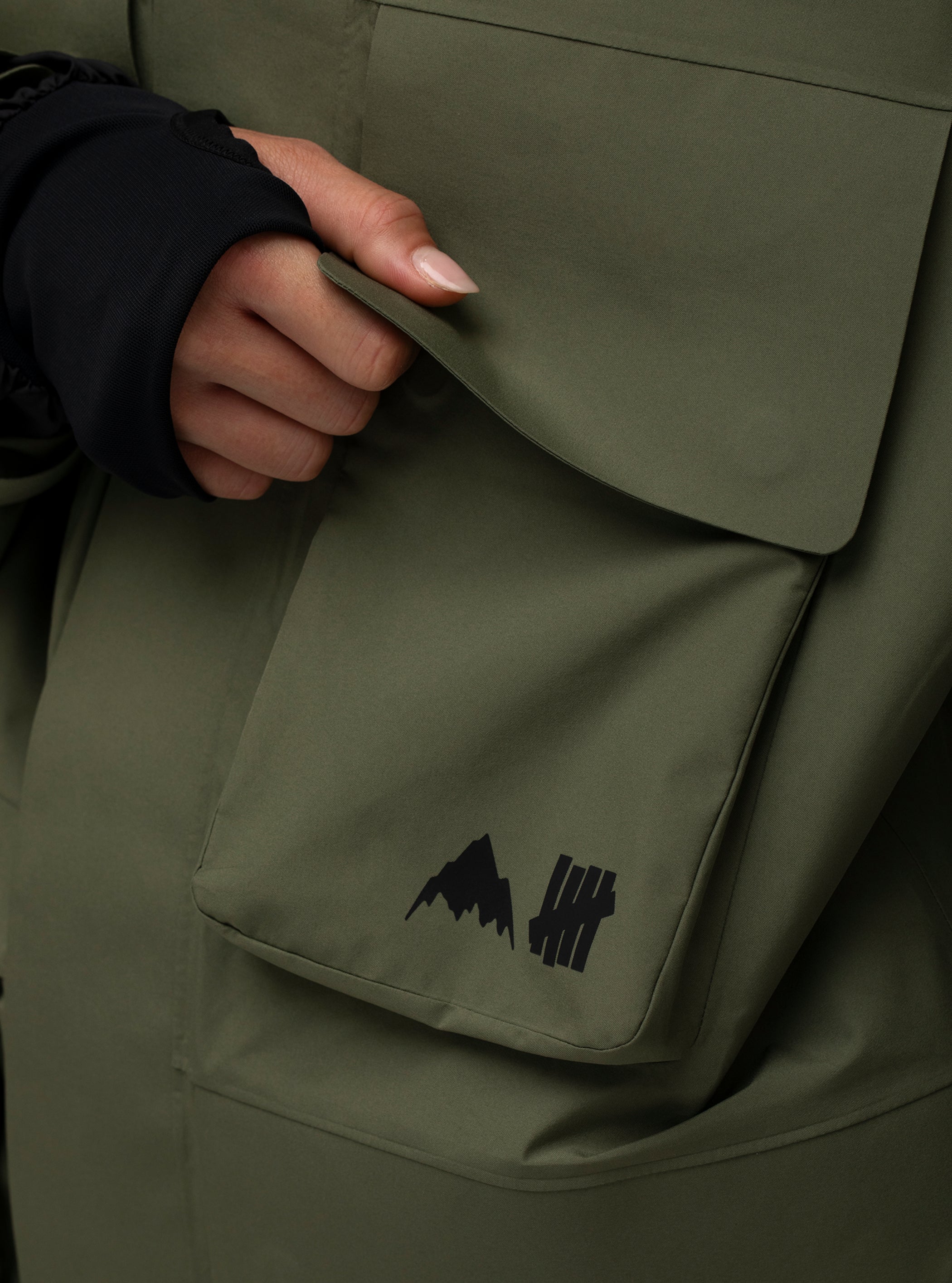 Burton x Undefeated 2L GORE-TEX ジャケット