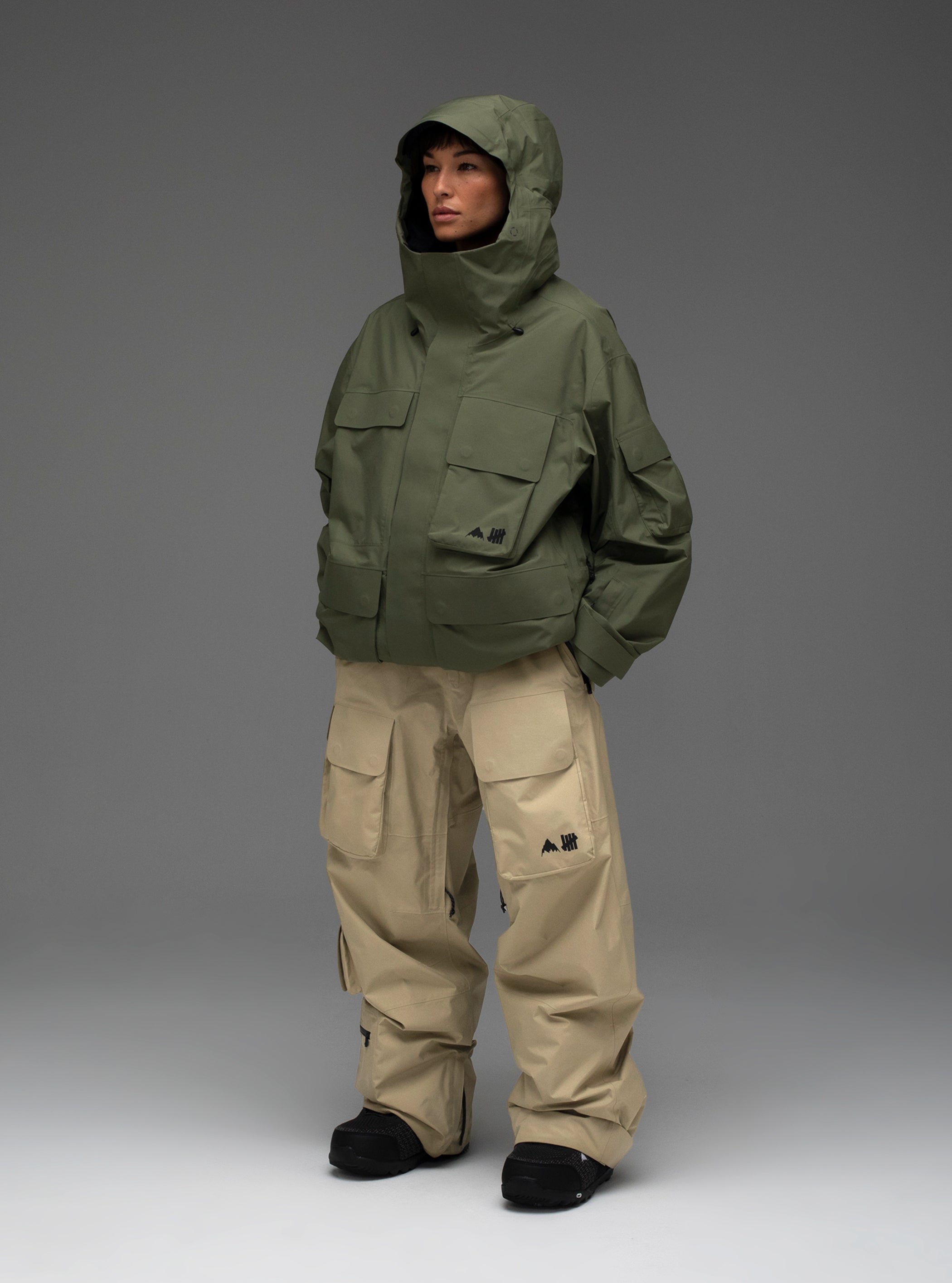 Burton x Undefeated 2L GORE-TEX ビブパンツ