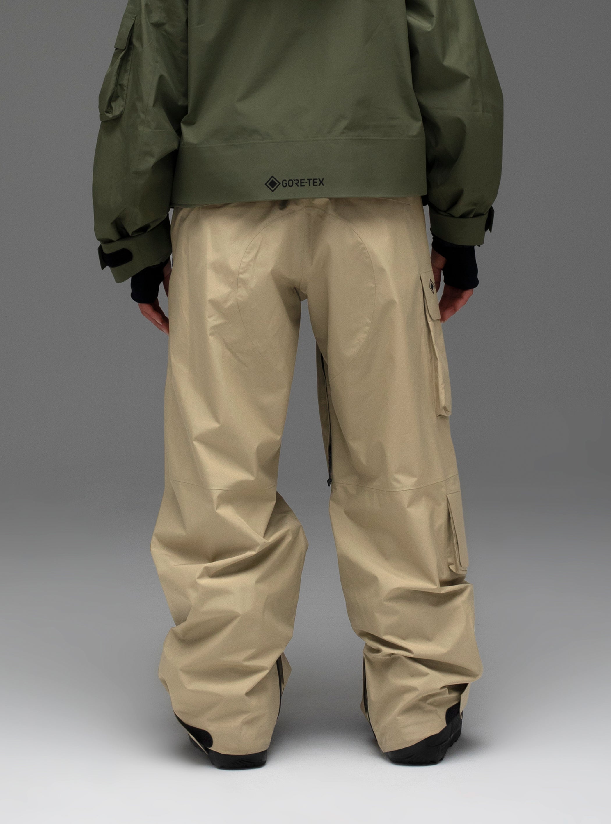Burton x Undefeated 2L GORE-TEX ビブパンツ