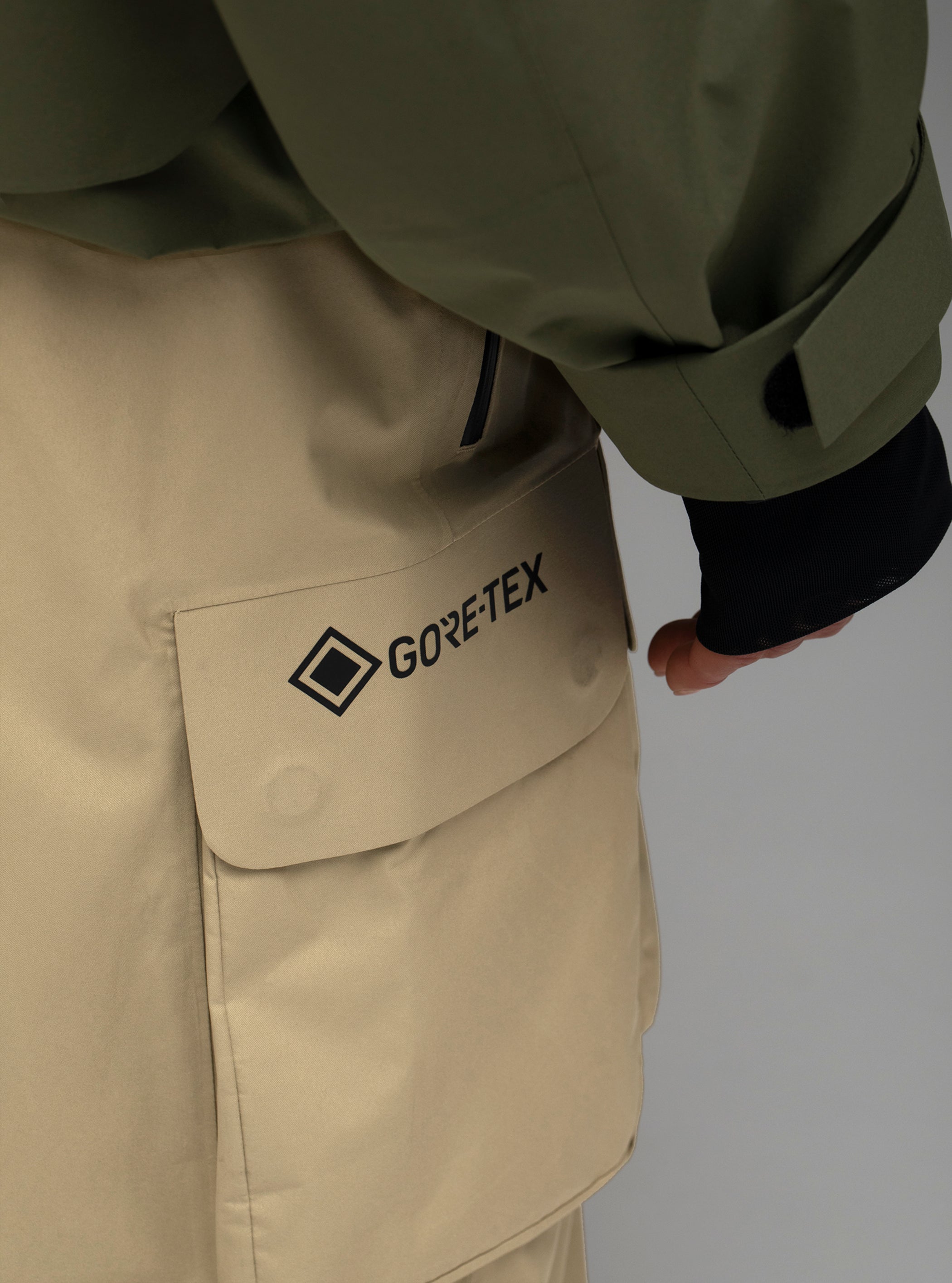 Burton x Undefeated 2L GORE-TEX ビブパンツ