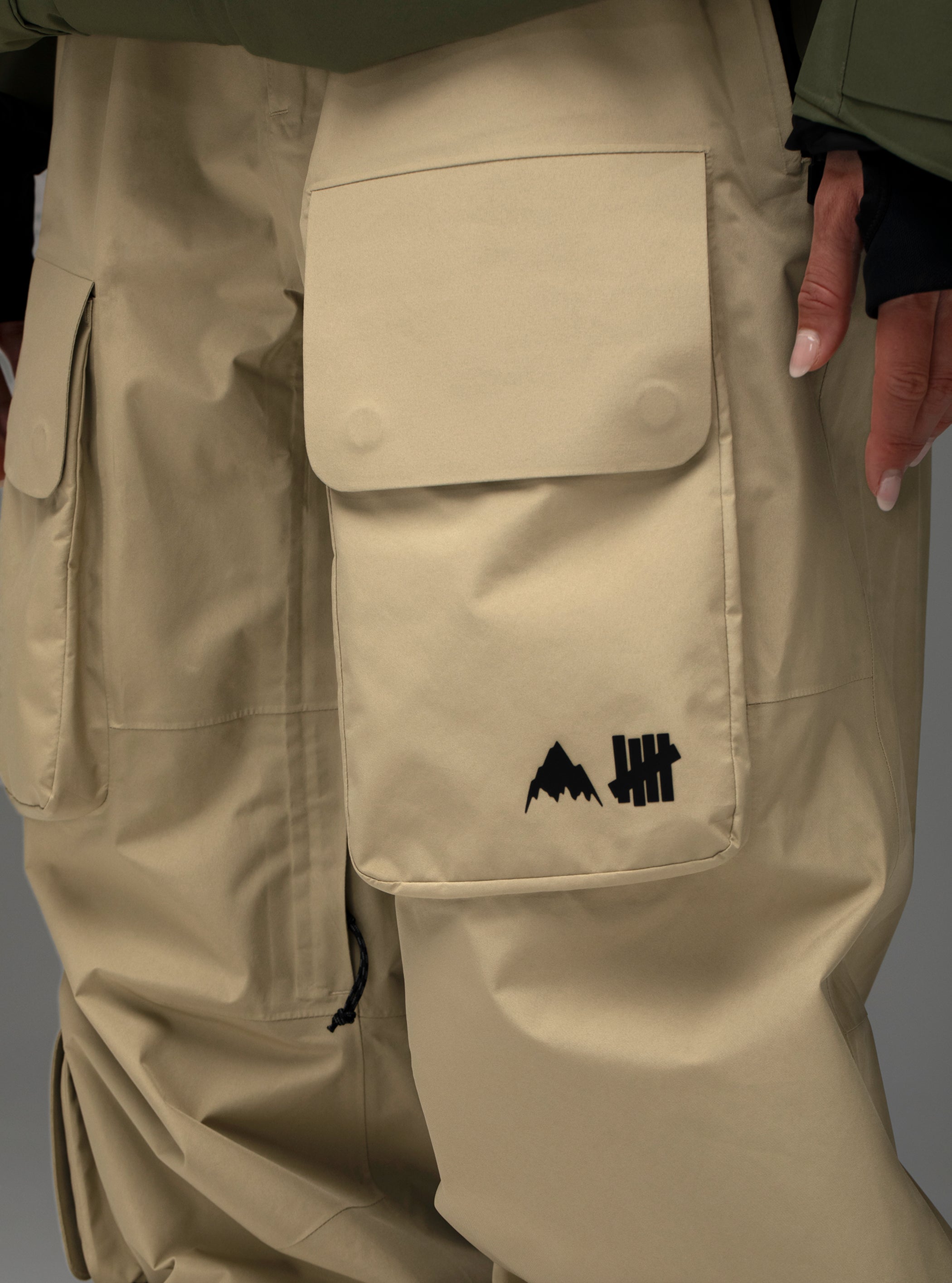 Burton x Undefeated 2L GORE-TEX ビブパンツ