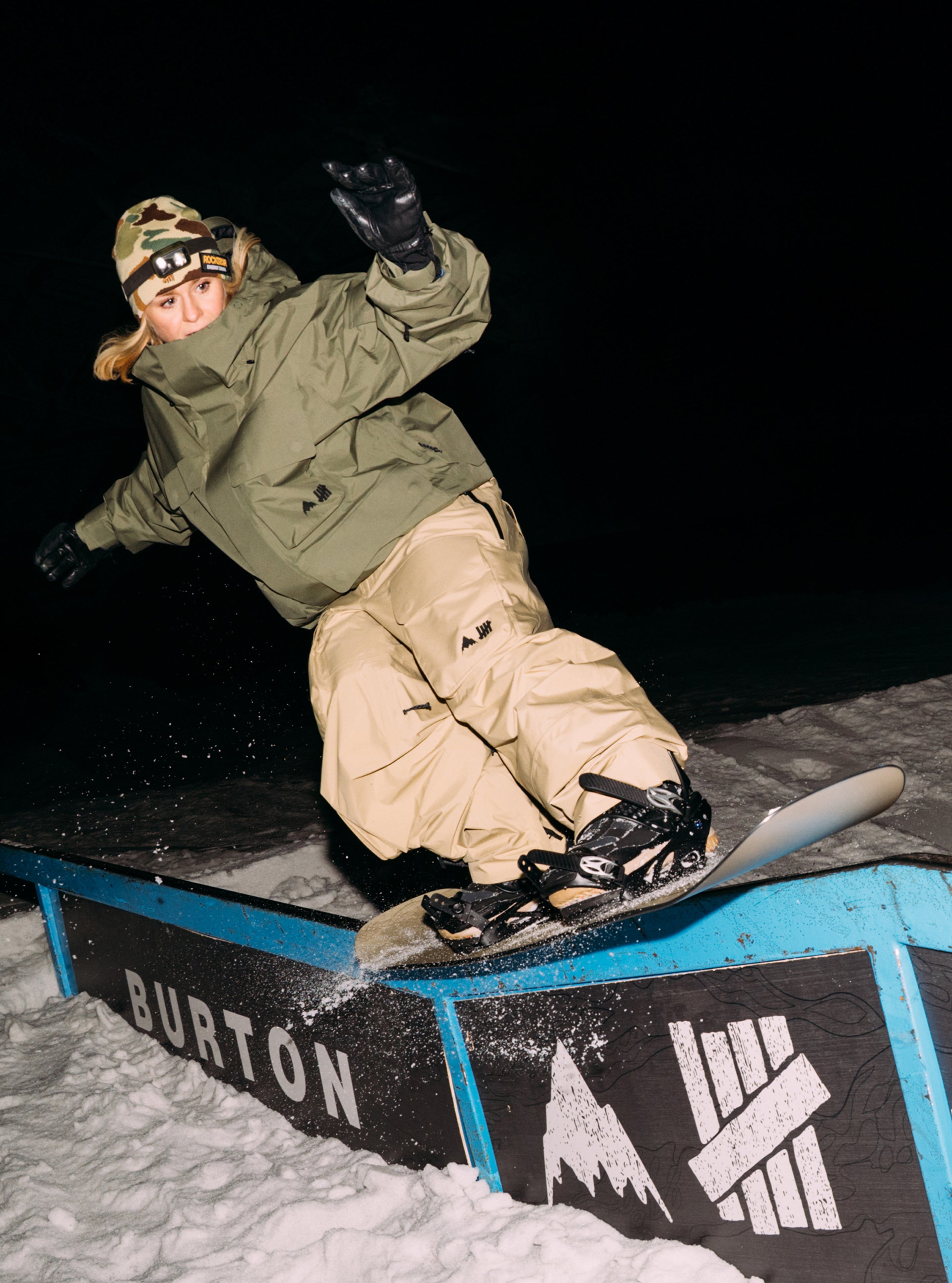 BURTON スノーボードウェア　ビブパンツ　迷彩柄風　レディース BURTON スノーボードウェア ビブパンツ 迷彩柄風 レディース BURTON